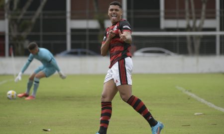 Mateusão comemora gol contra o Ceará, pelo Brasileirão Sub-20 de 2022 (Foto: Alexandre Vidal | Flamengo)