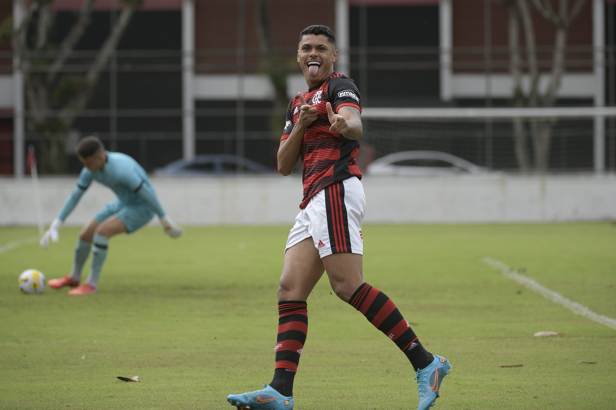 Mateusão comemora gol contra o Ceará, pelo Brasileirão Sub-20 de 2022 (Foto: Alexandre Vidal | Flamengo)
