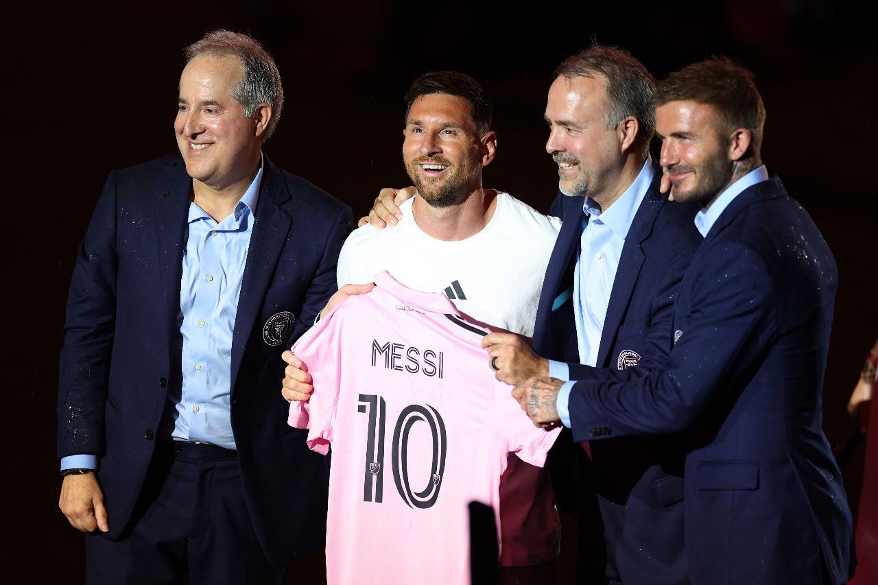 Messi e proprietários do Inter Miami, no dia da apresentação do argentino no clube (Foto: Mike Ehrmann | Getty Images)