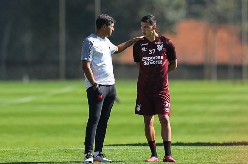 TREINO ATHLETICO - WESLEY CARVALHO E ESQUIVEL - (Foto: Divulgação/Athletico)