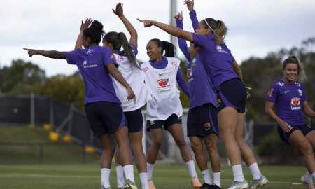 Jogadoras do Brasil durante treinamento em Brisbane (Foto: Thais Magalhães/CBF)