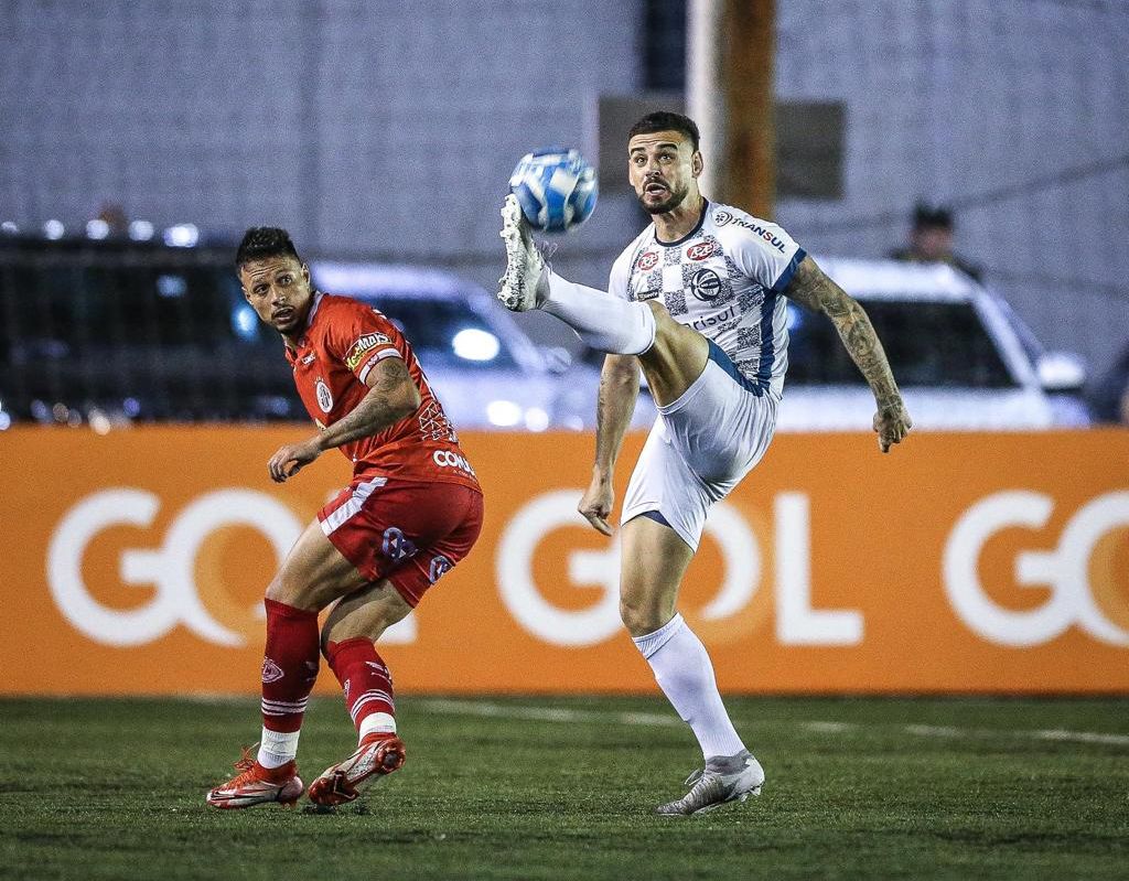 Lucas Cunha, zagueiro do Sâo José (Everton Silveira/Divulgação)