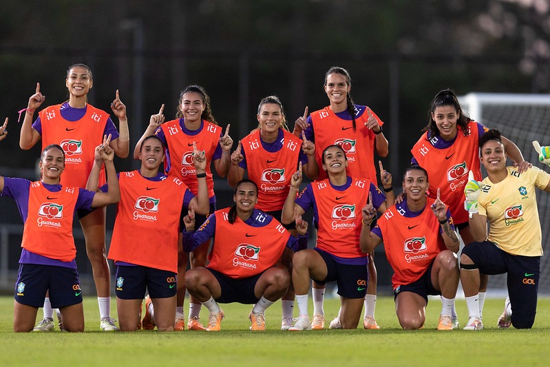 Brasil nos treinamentos se preparando para a estreia na Copa (Thais Magalhães/CBF)