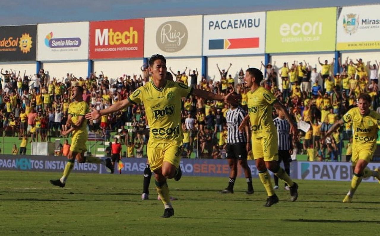 Chico Kim durante comemoração após seu gol (Foto: Felipe Modesto/Agência Mirassol)