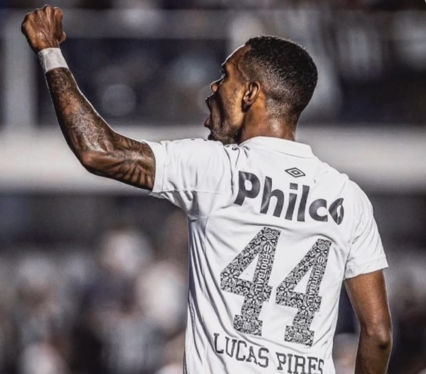 Lucas Pires em jogo pelo Santos (Foto:reproduçaõ)