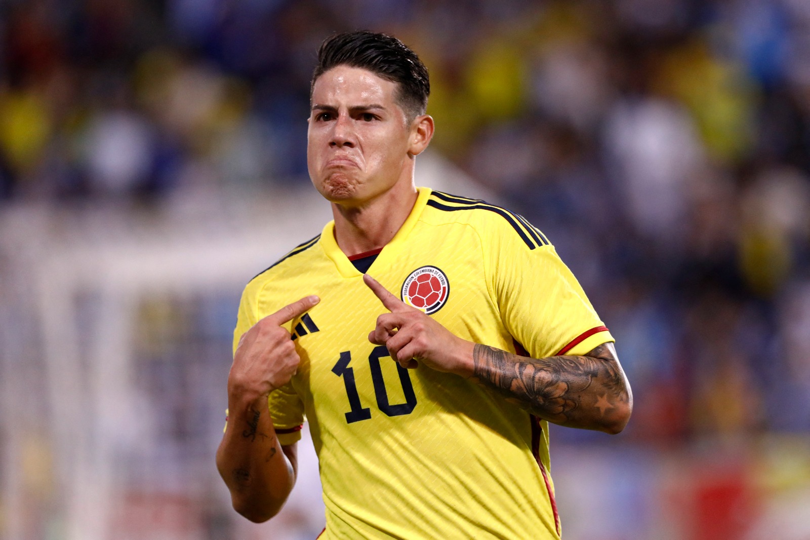 James Rodríguez comemorando gol na seleção colombiana (Foto: ANDRES KUDACKI/AFP via Getty Images)