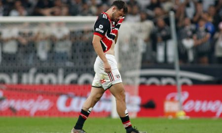 Calleri sendo substituído por lesão contra o Corinthians (Foto: Miguel Schincariol/Getty Images)