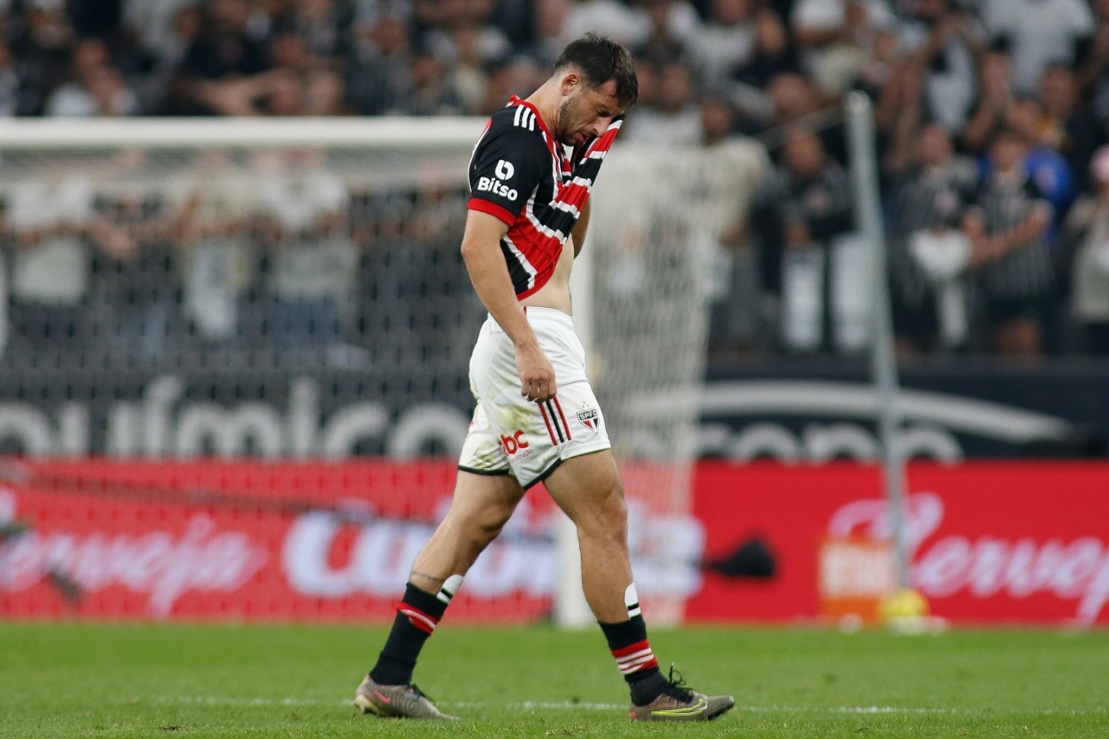 Calleri sendo substituído por lesão contra o Corinthians (Foto: Miguel Schincariol/Getty Images)