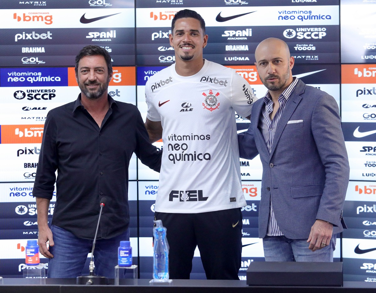 Lucas Verissímo é apresentado no Corinthians (Foto: Rodrigo Coca)