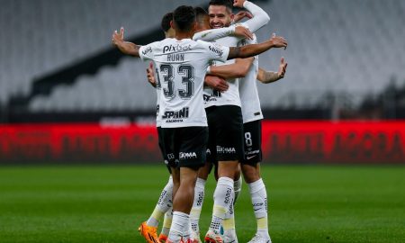 Corinthians vence Vasco e respira no Campeonato Brasileiro (Photo by Ricardo Moreira/Getty Images)