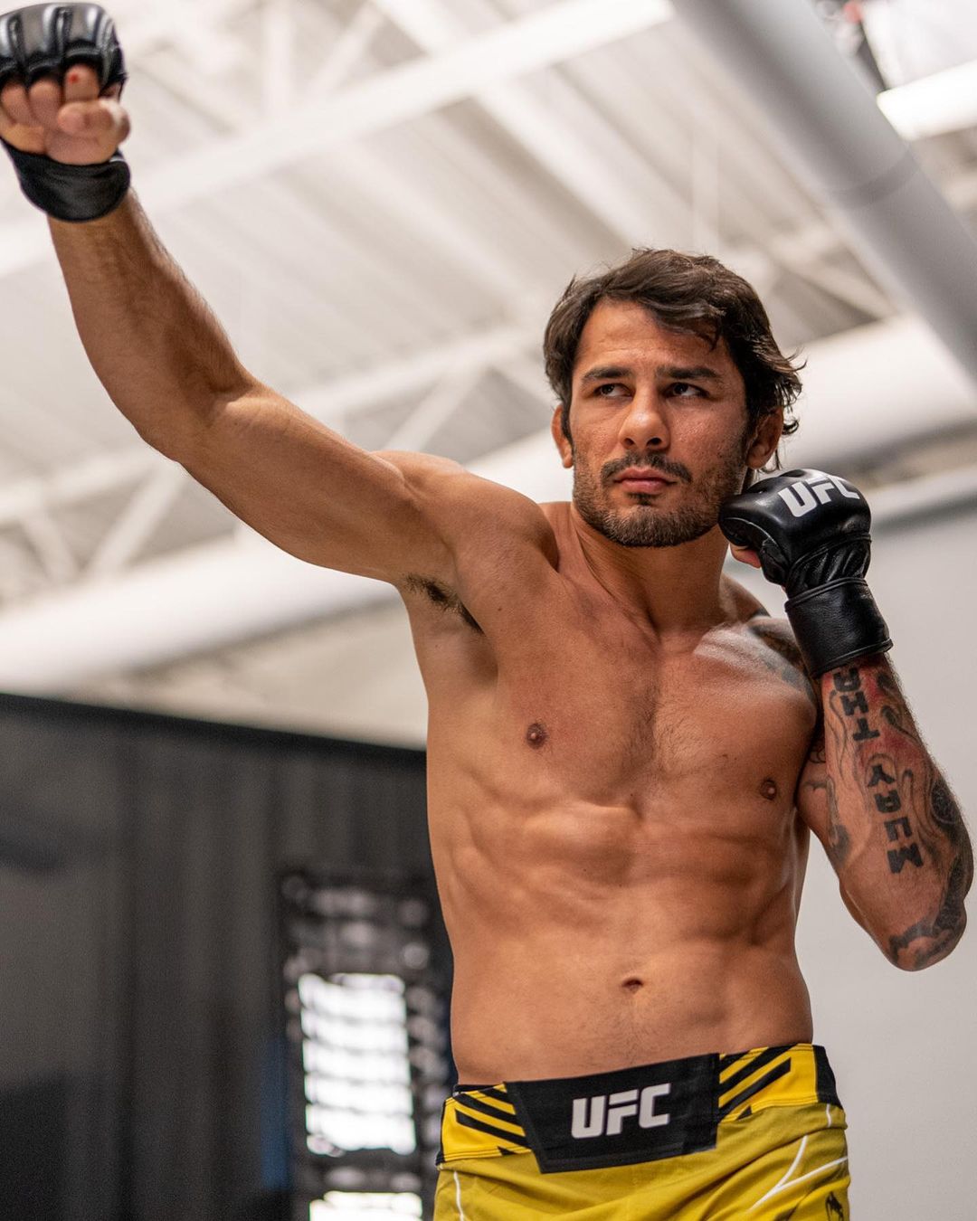 Alexandre Pantoja em sessão de fotos: (Foto: Divulgação/Instagram Oficial UFC Brasil)