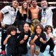 Alexandre Pantoja comemora cinturão com a família (Foto: Divulgação/Instagram Oficial UFC)