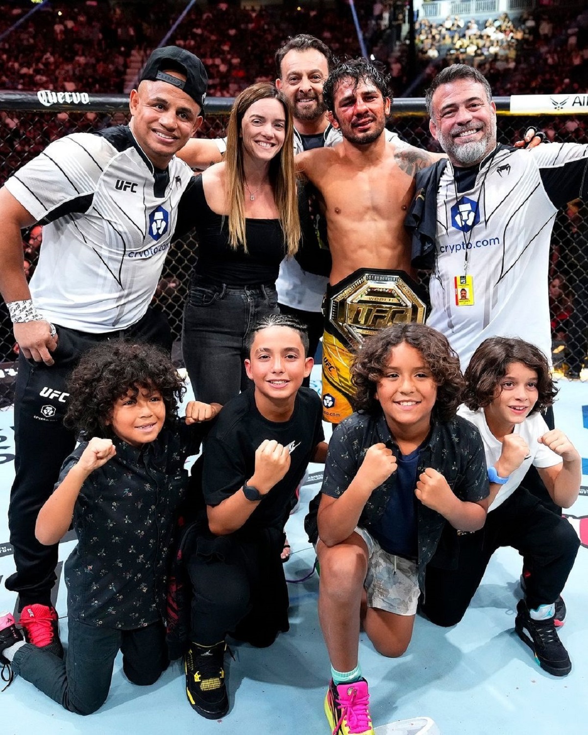 Alexandre Pantoja comemora cinturão com a família (Foto: Divulgação/Instagram Oficial UFC)