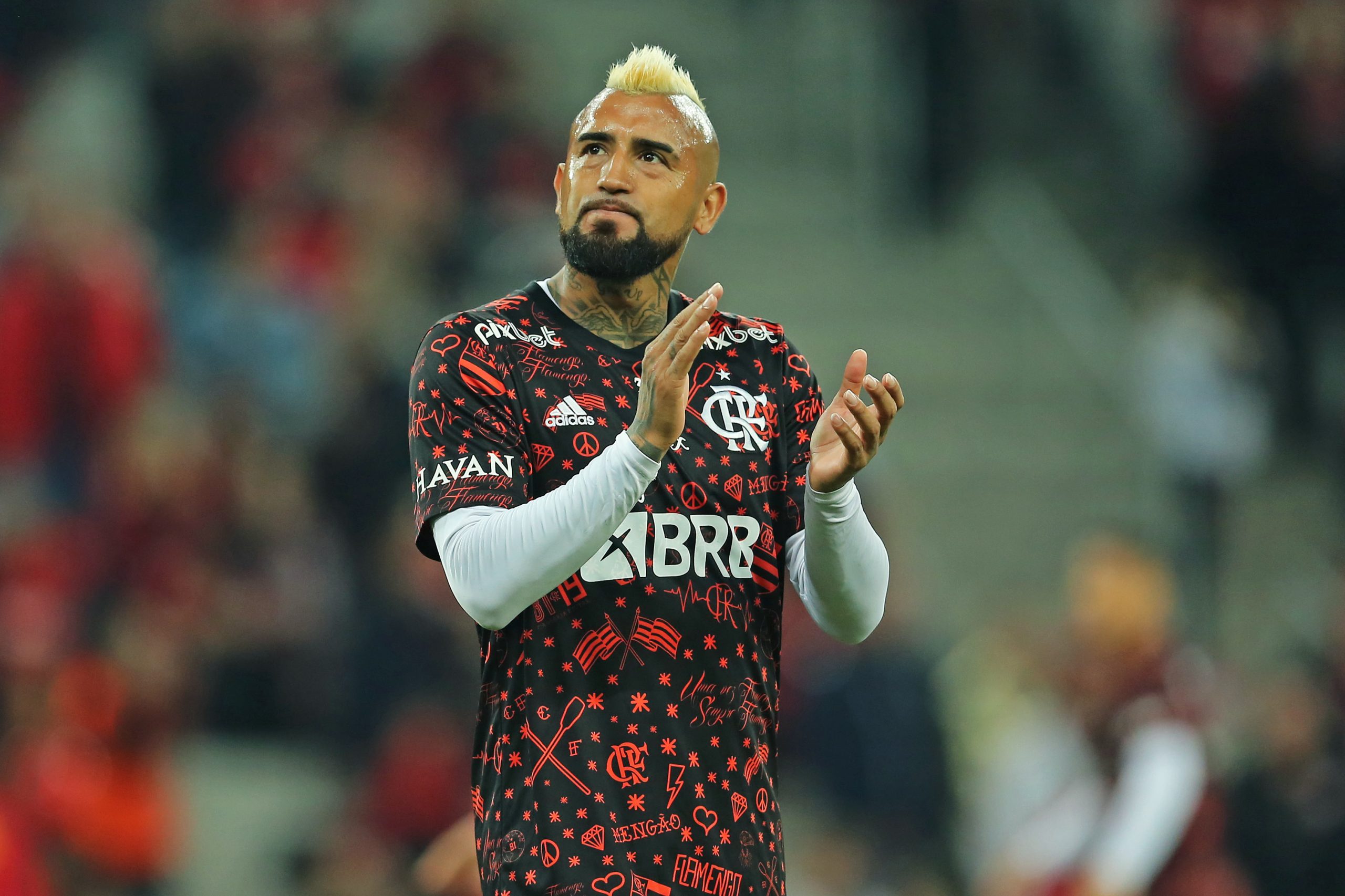 Vidal atuando em Athletico x Flamengo - (Foto: Heuler Andrey/Getty Images)