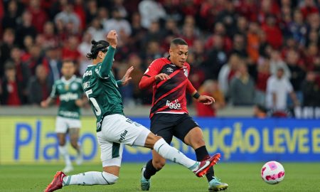 Vitor Roque atuando contra o Palmeiras - (Foto: Heuler Andrey/Getty Images)