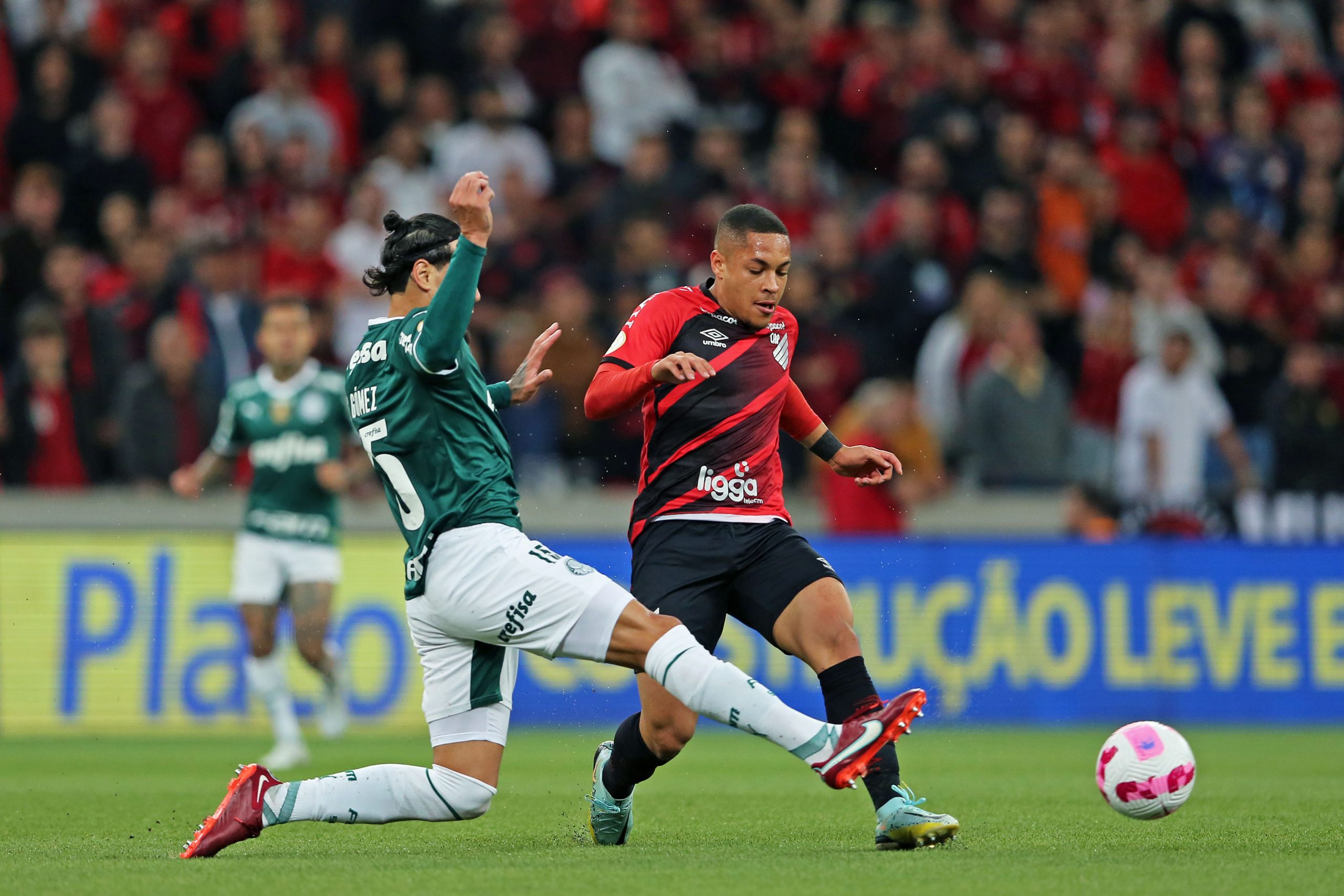 Vitor Roque atuando contra o Palmeiras - (Foto: Heuler Andrey/Getty Images)