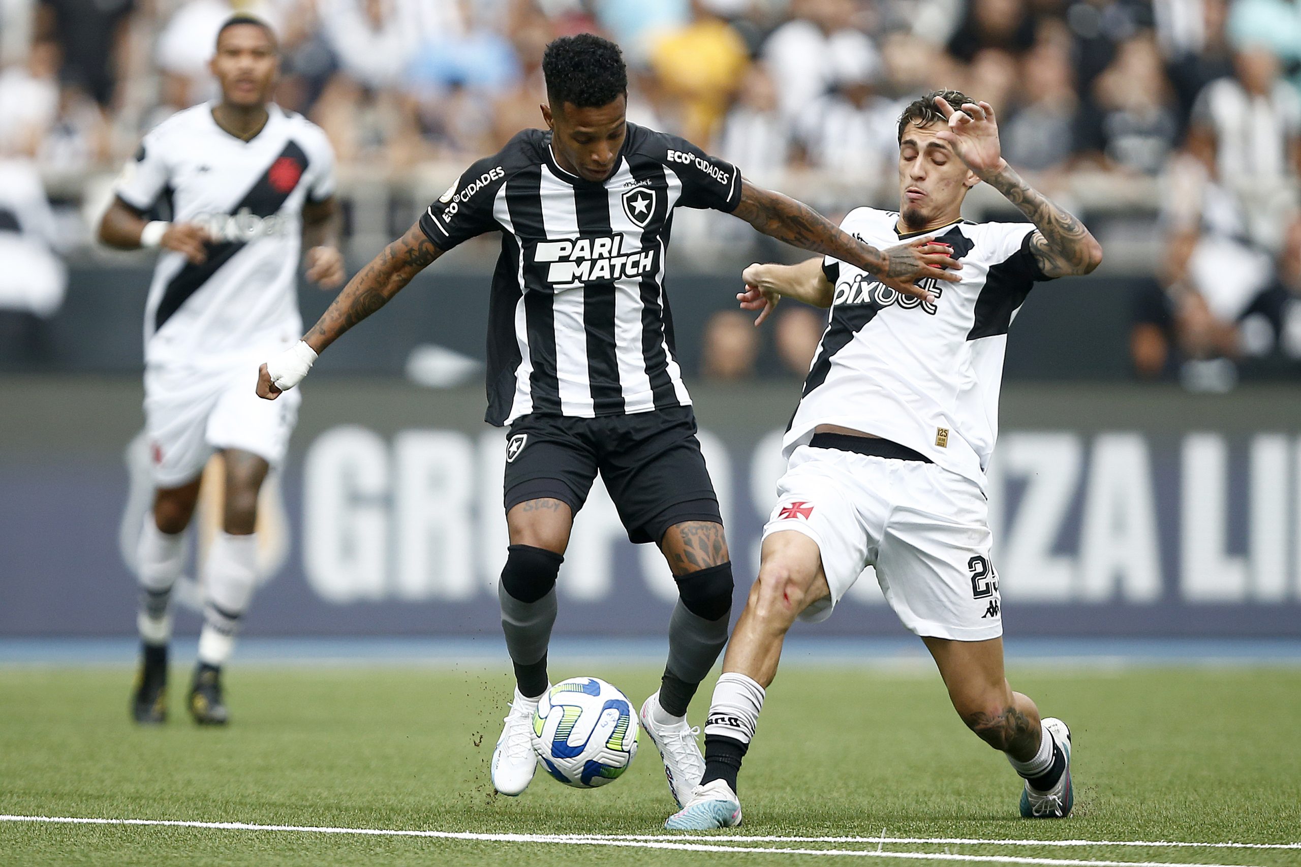 No primeiro jogo sem Luís Castro, Botafogo vence clássico contra o Vasco e  se mantém na liderança