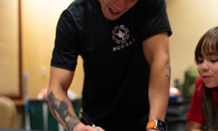 Brandon Moreno assinando pôsteres do UFC 290 (Foto: Divulgação/Instagram Oficial UFC Brasil)
