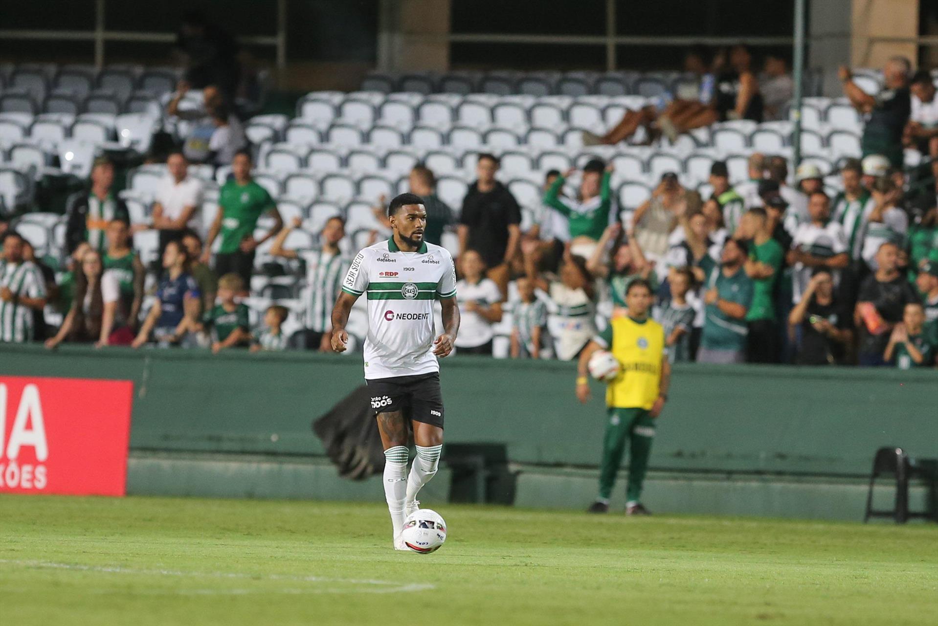 Bruno Viana deixa o Coritiba (Foto: Divulgação/Coritiba)