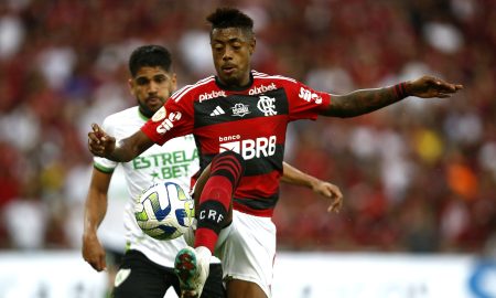 Bruno Henrique domina a bola no jogo entre Flamengo e América-MG (Foto: Wagner Meier | Getty Images)