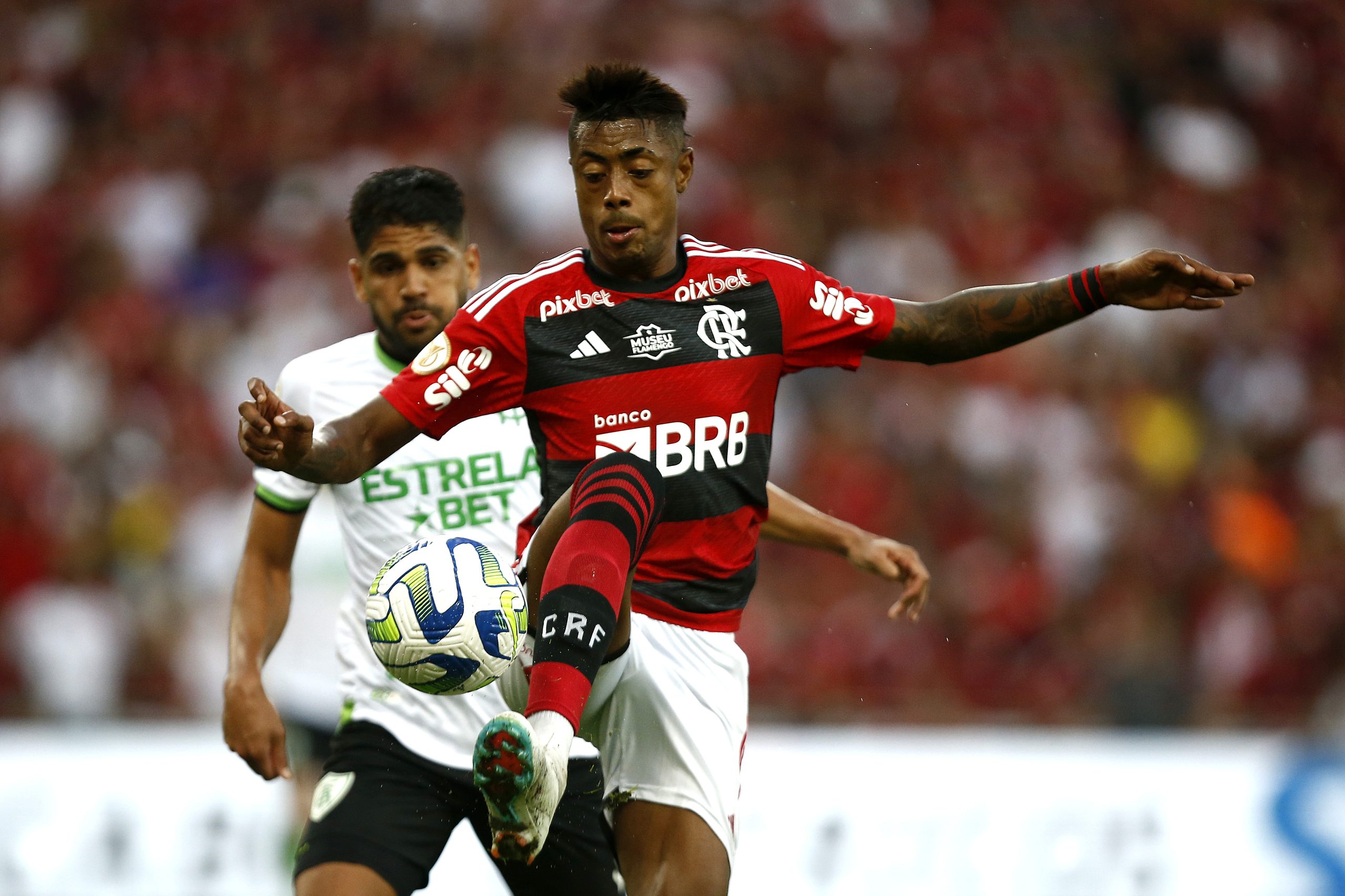 Bruno Henrique domina a bola no jogo entre Flamengo e América-MG (Foto: Wagner Meier | Getty Images)