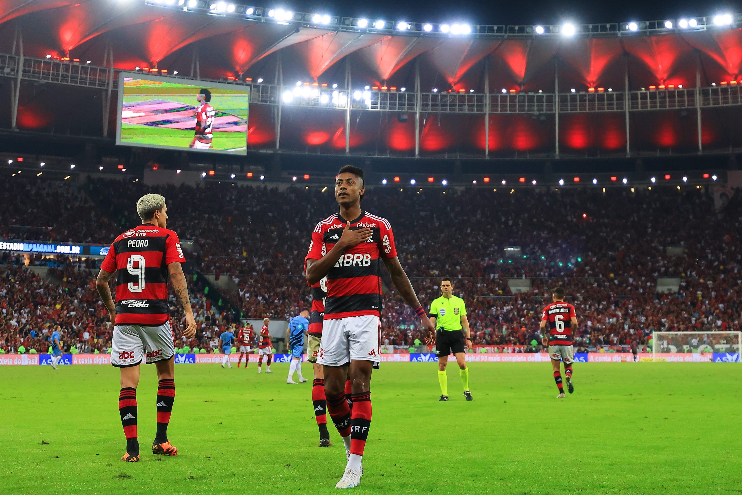 Bruno Henrique comemora seu gol contra o Athletico (Foto: Buda Mendes | Getty Images)