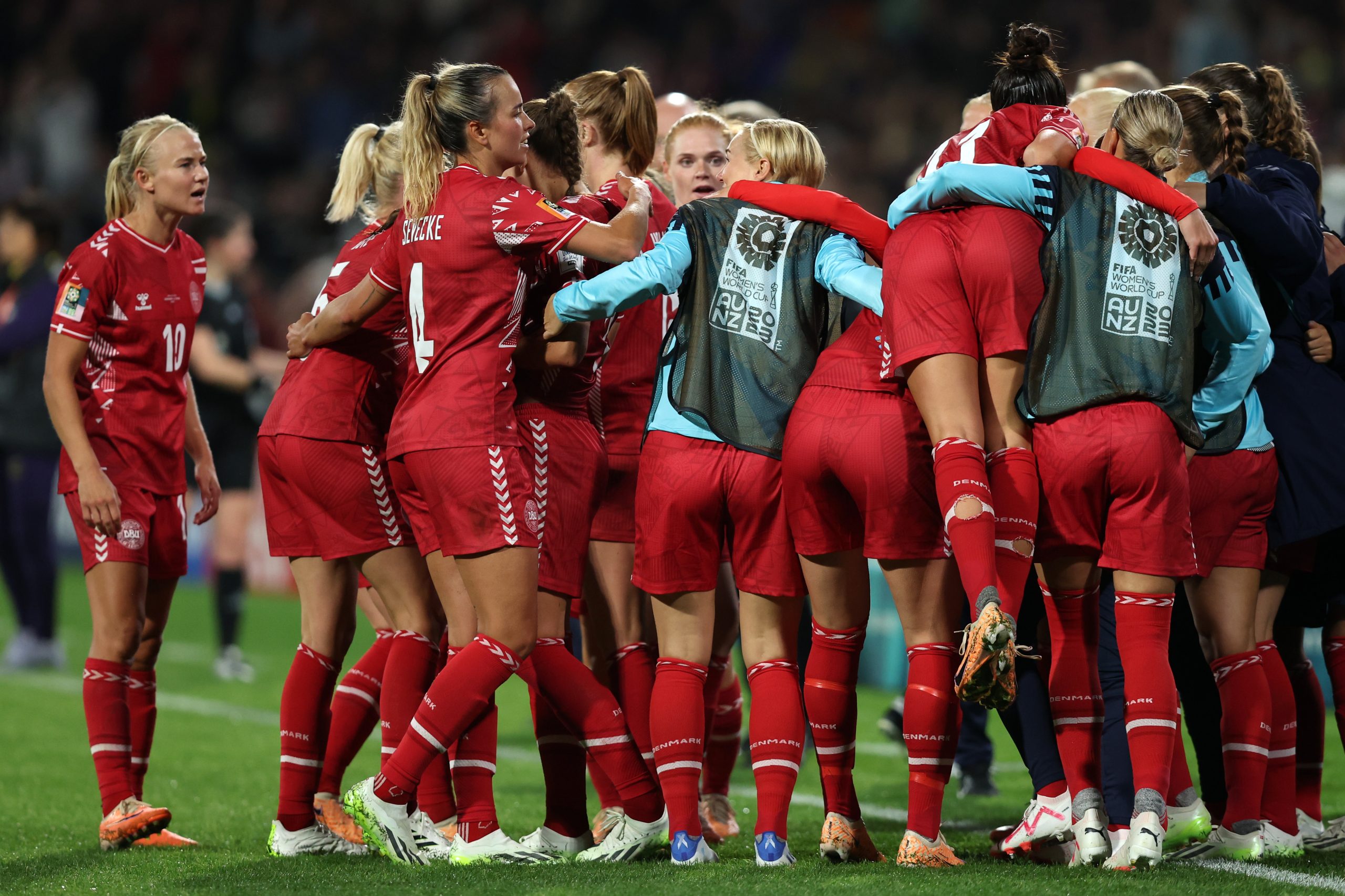 Dinamarquesas celebram gol marcado no final do jogo (Foto: Paul Kane/Getty Images)
