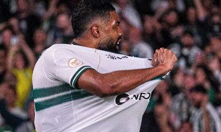 Diogo Oliveira comemora primeiro gol pelo Coritiba (Foto: Divulgação/Coritiba)