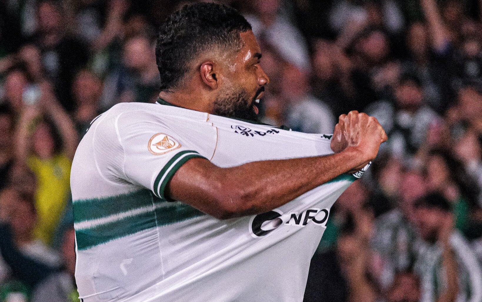 Diogo Oliveira comemora primeiro gol pelo Coritiba (Foto: Divulgação/Coritiba)