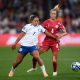 Inglaterra e Dinamarca dependem apenas das próprias forças para seguirem na Copa (Justin Setterfield/Getty Images)