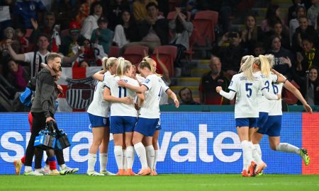Seleção inglesa comemora gol que deu a vítoria na estreia (Foto: Bradley Kanaris/Getty Images)