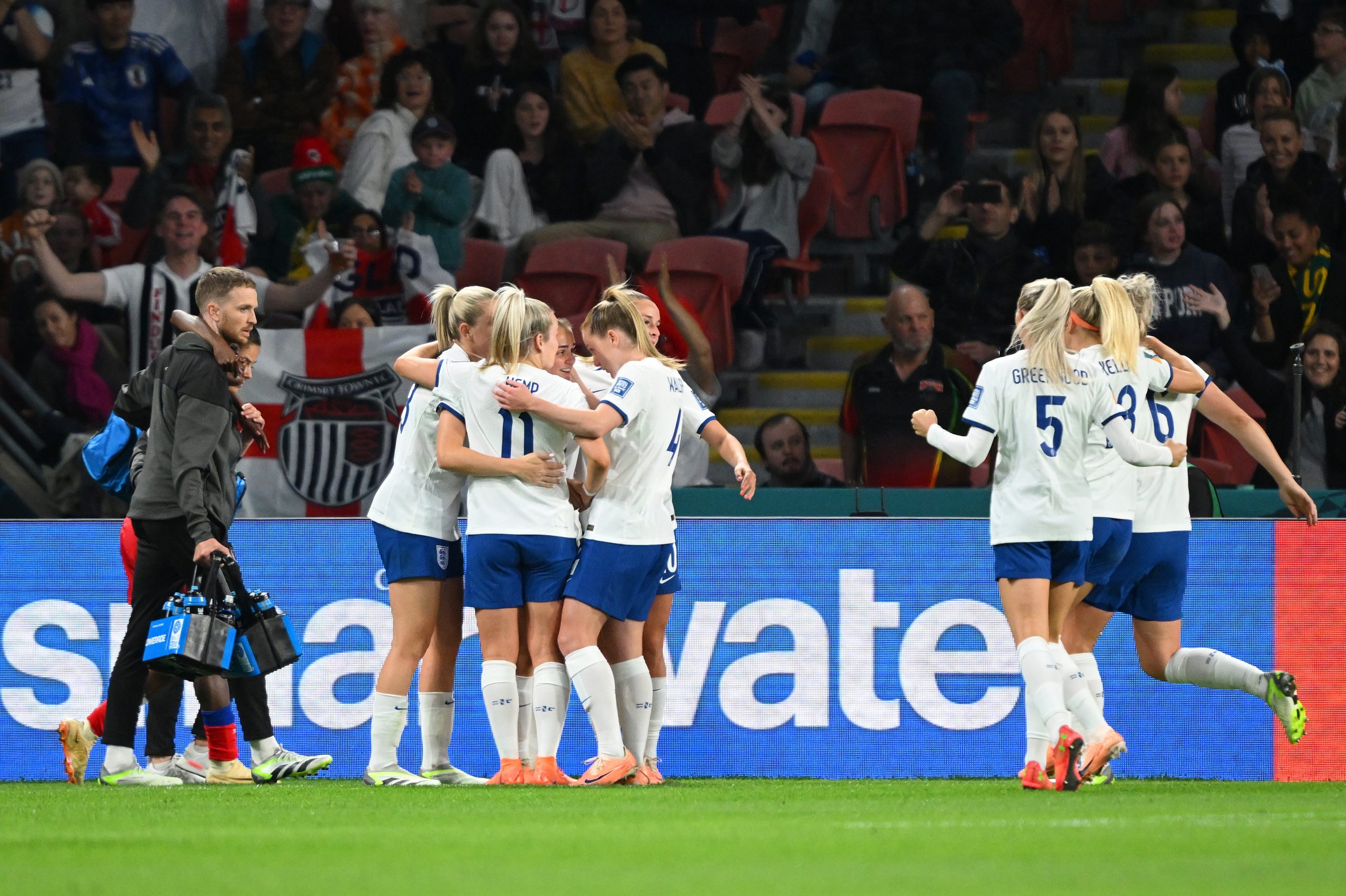 Seleção inglesa comemora gol que deu a vítoria na estreia (Foto: Bradley Kanaris/Getty Images)