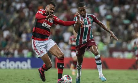 Ayrton Lucas desembarca no Rio e comemora acerto com o Flamengo