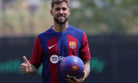Iñigo Martínez foi confirmado oficialmente como reforço do Barcelona (Foto: LLUIS GENE/AFP via Getty Images)