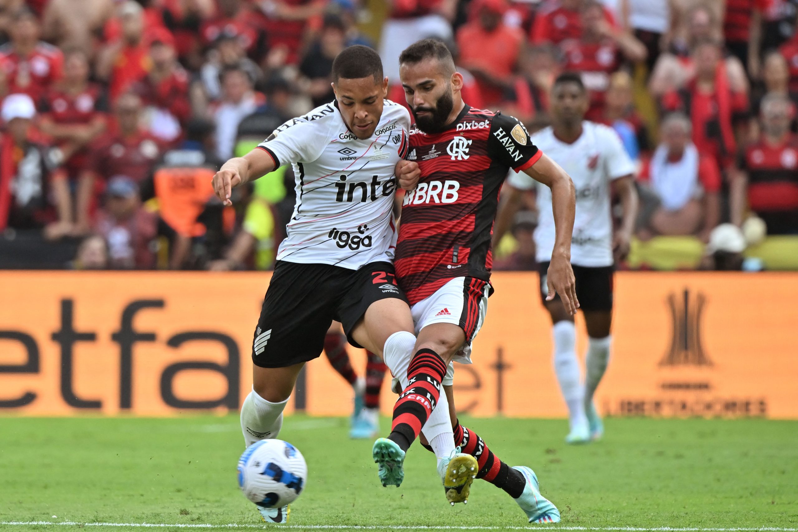 Vitor Roque e Thiago Maia - (Foto: LUIS ACOSTA/AFP via Getty Images)