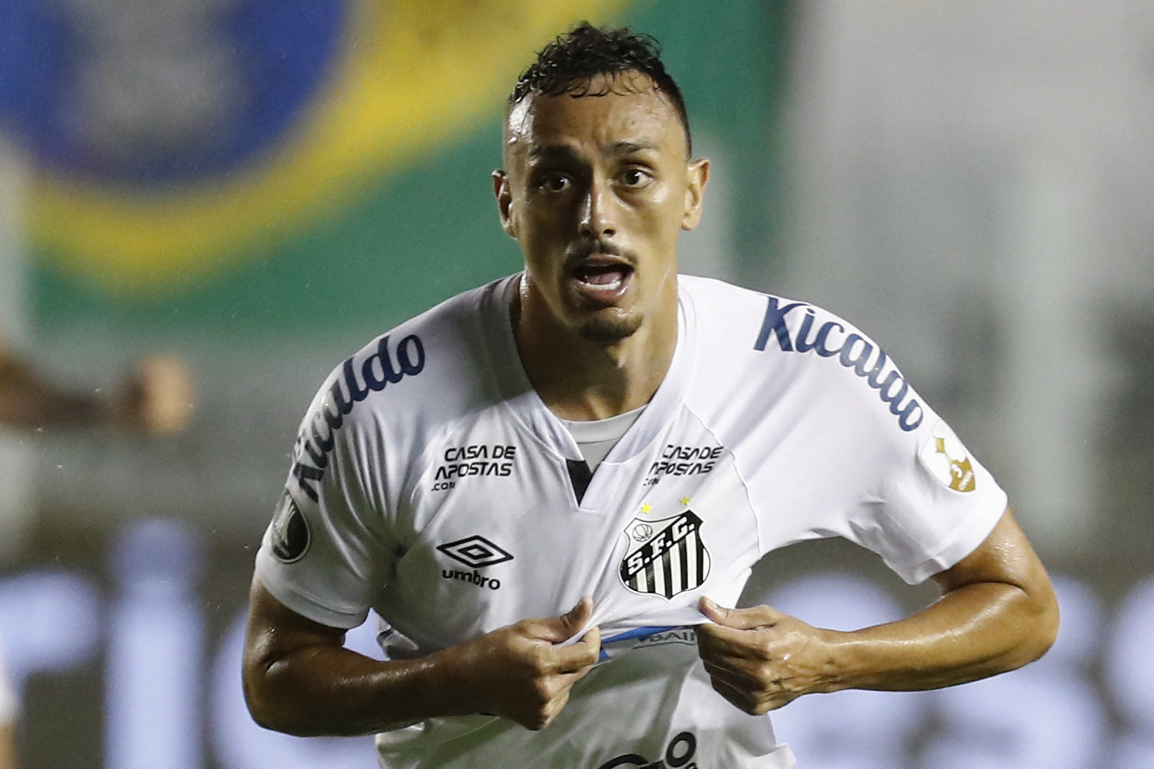 Diego Pituca, do Santos, comemora após marcar contra o Boca Juniors, da Argentina, durante a partida da semifinal da Copa Libertadores, no estádio Vila Belmiro, em Santos, no dia 13 de janeiro de 2021. (Foto: Sebastião Moreira / POOL / AFP)