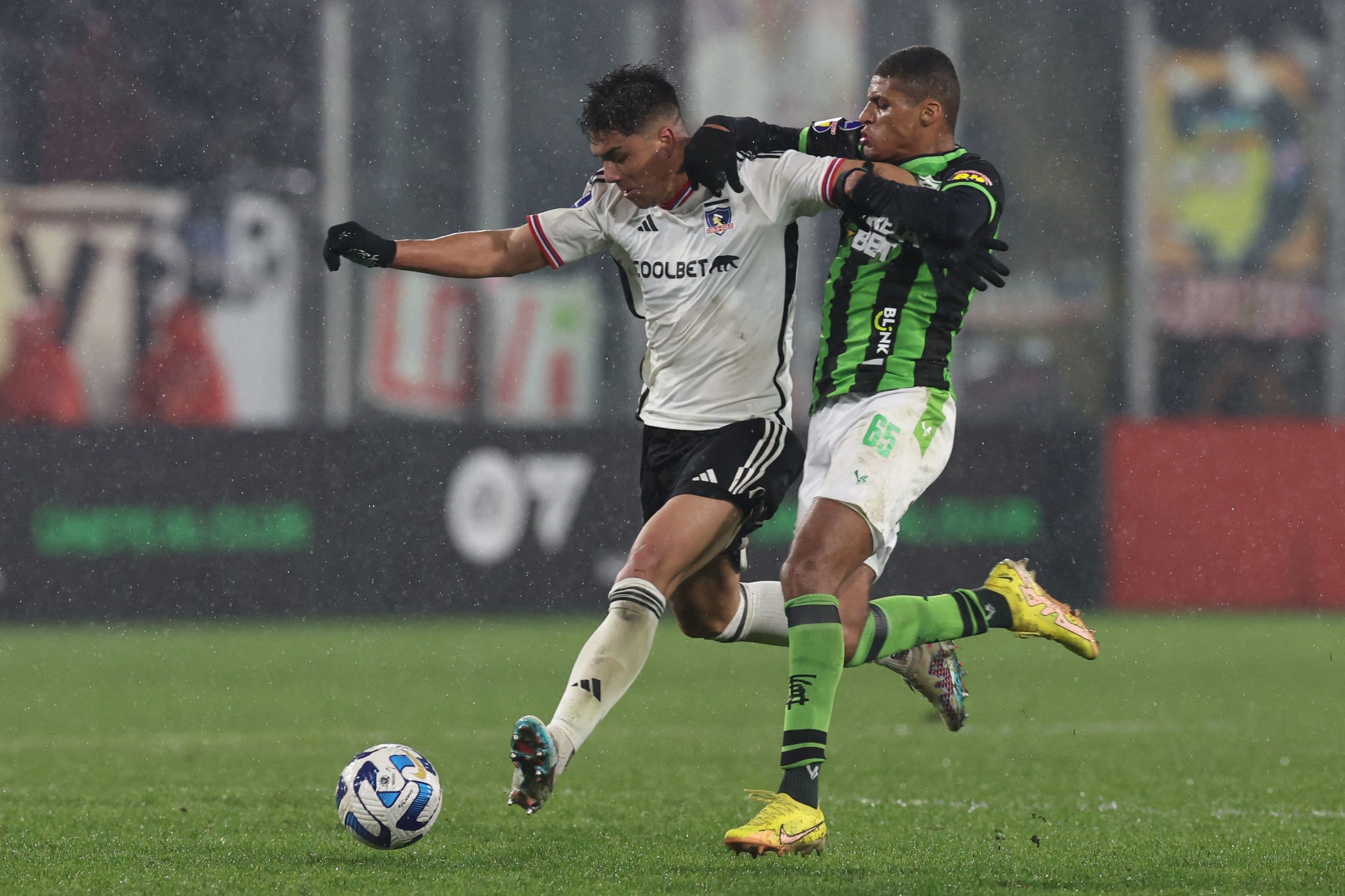 Times se enfrentaram pelo jogo de ida dos playoffs da Sul-Americana (Photo by MARTIN BERNETTI/AFP via Getty Images)