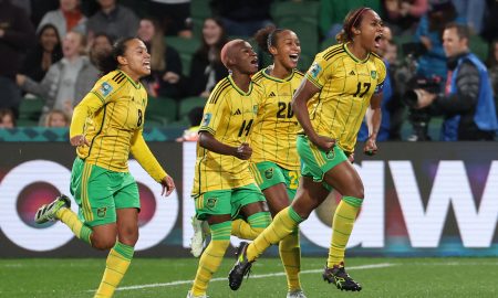 Swaby comemora o gol marcado para a Jamaica com as companheiras
