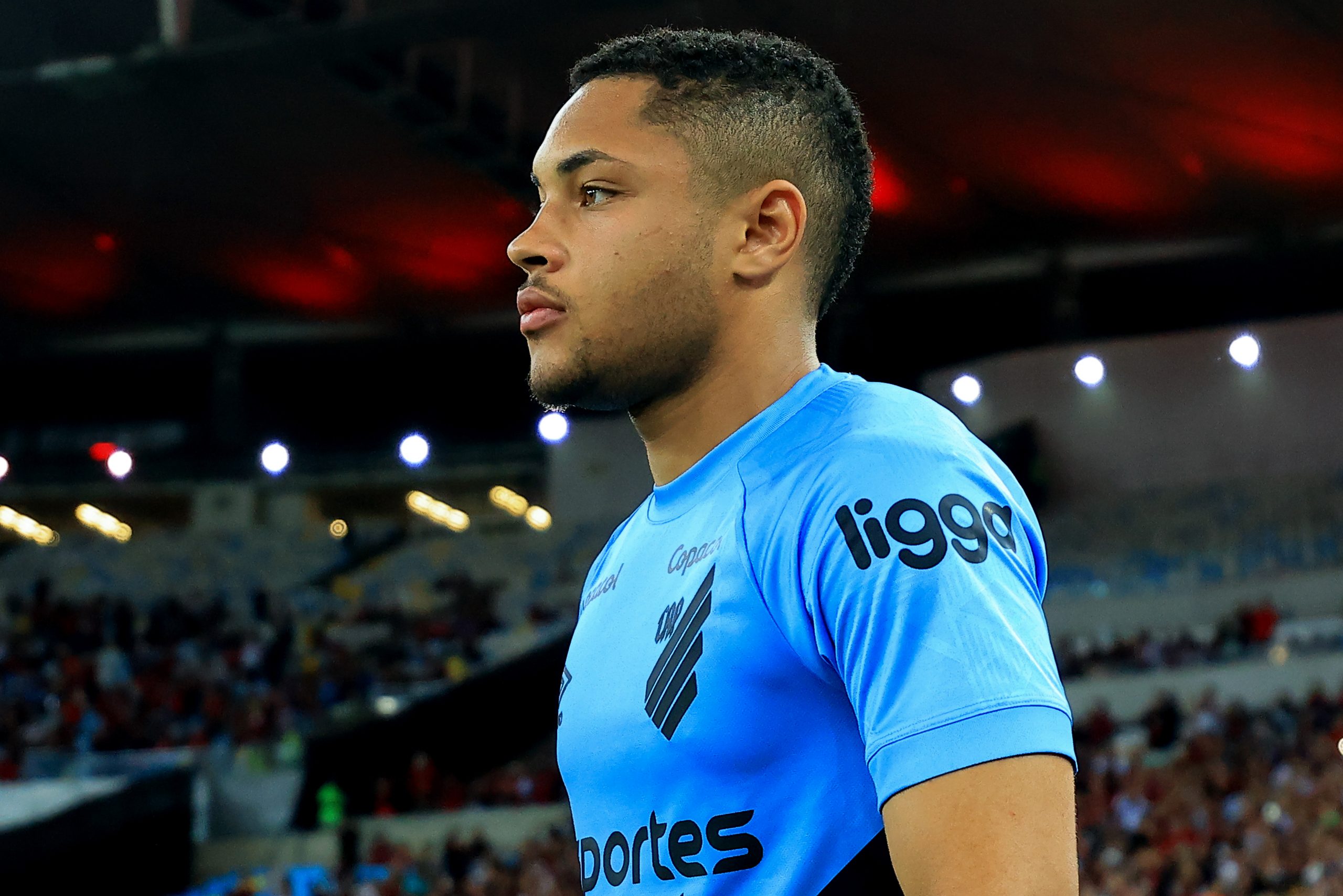 Vitor Roque atuando pelo Athletico - (Foto: Buda Mendes/Getty Images)