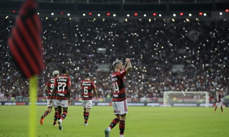 Arrascaeta comemora gol marcado na vitória do Flamengo sobre o Fortaleza (Foto: Alexandre Loureiro/Getty Images)