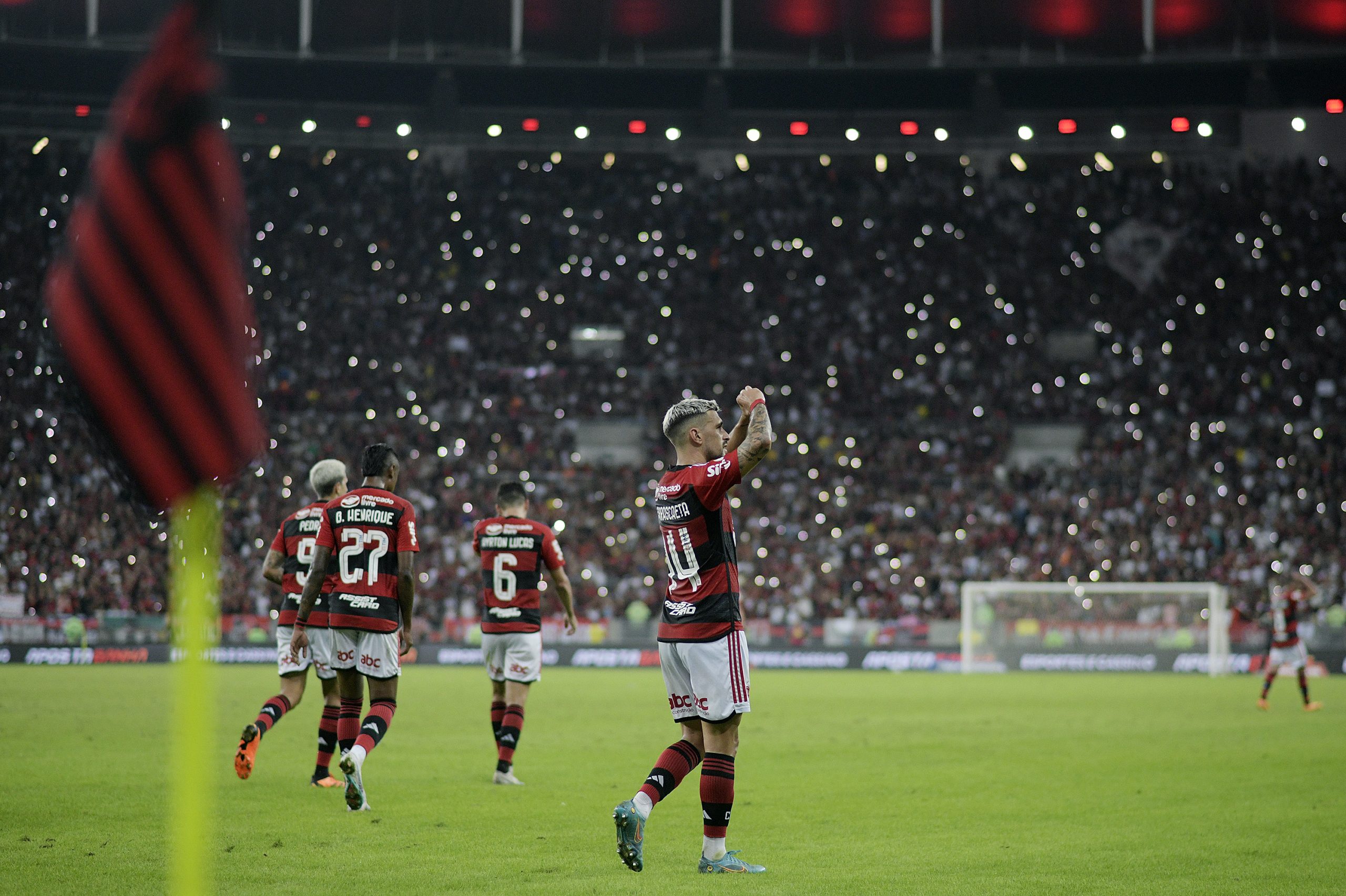 Arrascaeta comemora gol marcado na vitória do Flamengo sobre o Fortaleza (Foto: Alexandre Loureiro/Getty Images)