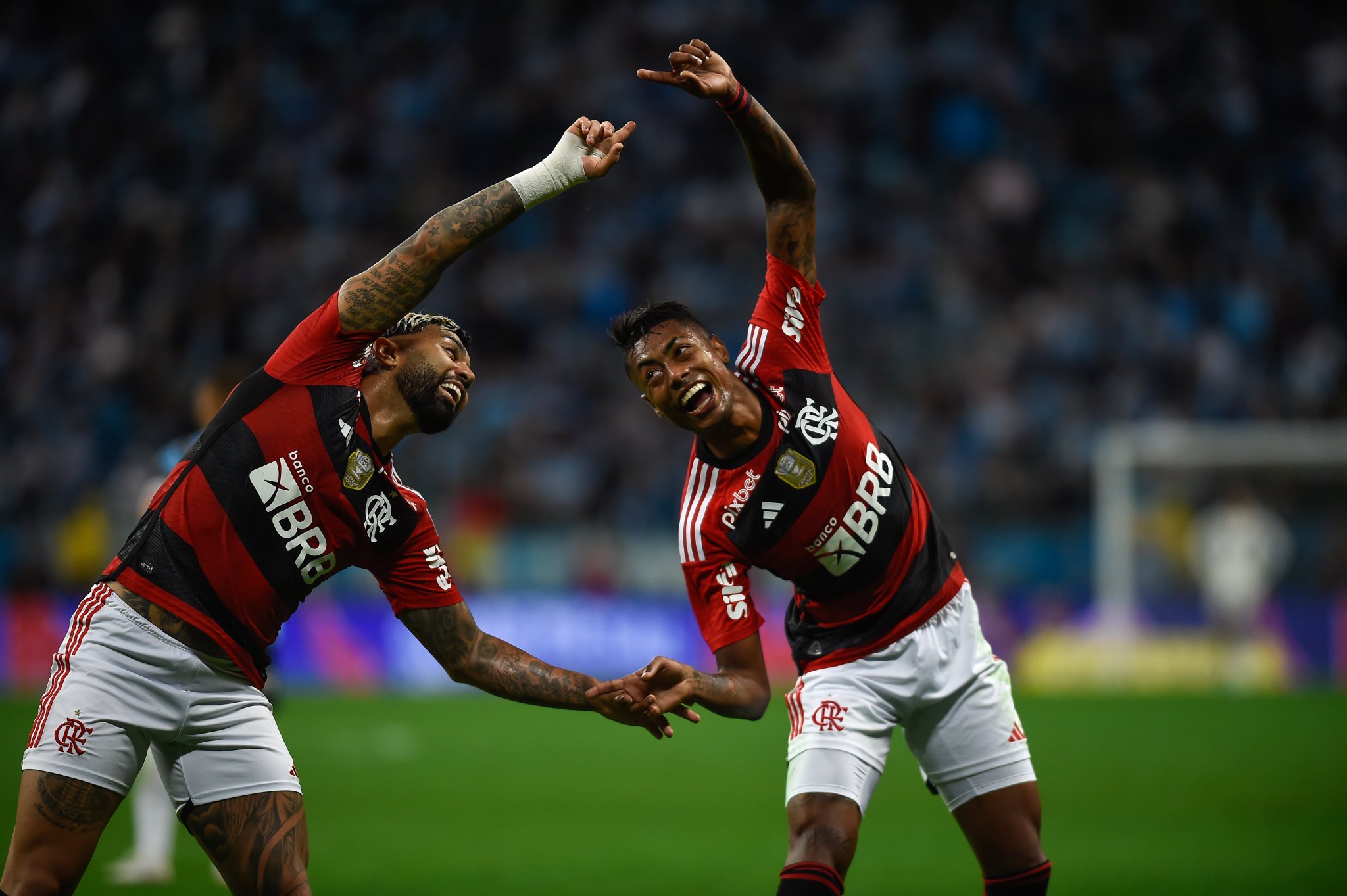 Gabi comemora seu gol com Bruno Henrique, o primeiro do Flamengo (Foto: Marcelo Cortes | Flamengo)