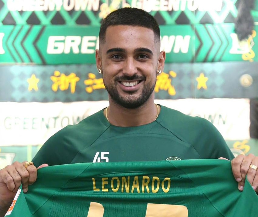 Leonardo foi apresentado pelo novo clube (Foto: Divulgação)