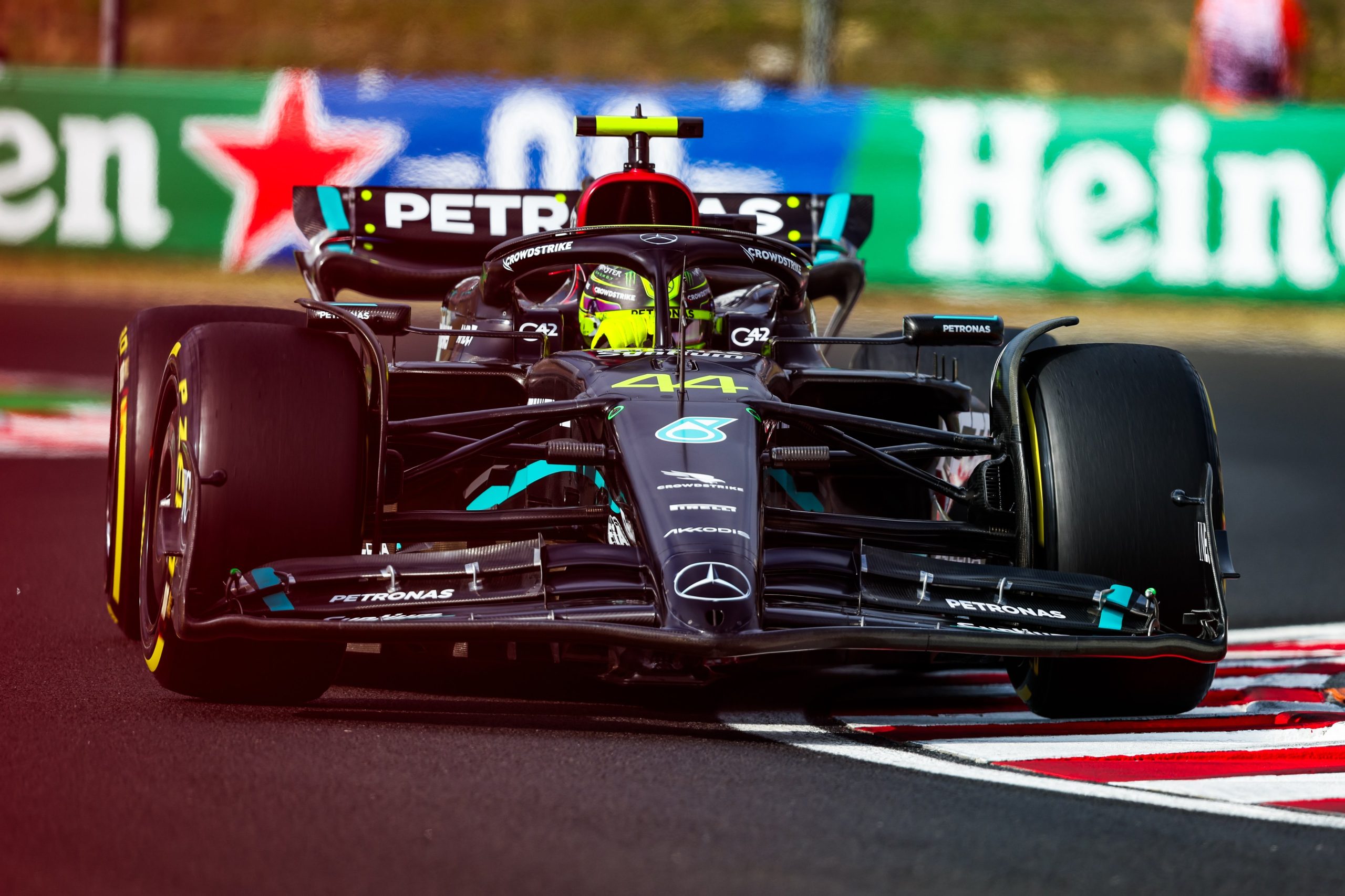 Hamilton volta a largar na pole (Foto: Divulgação/Mercedes)