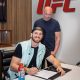 Logan Paul assinando parceria de patrocinador com UFC (Foto: Divulgação/Instagram Logan Paul)