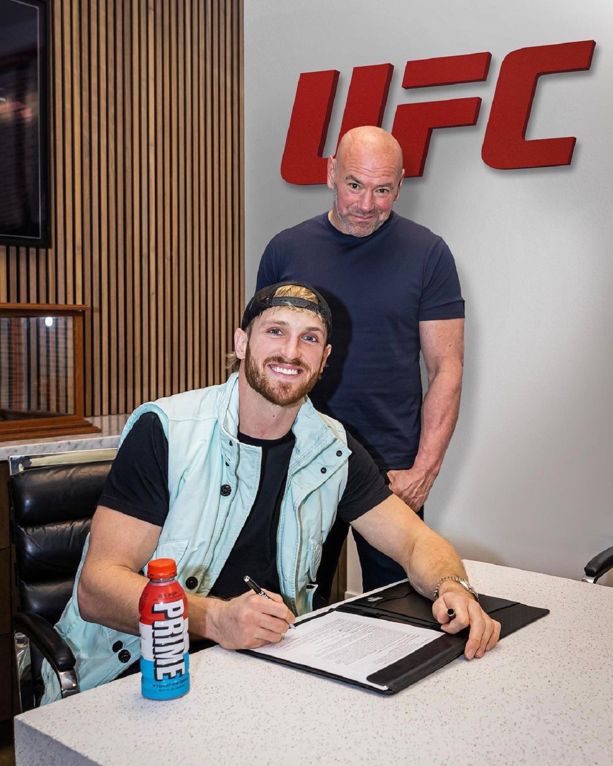 Logan Paul assinando parceria de patrocinador com UFC (Foto: Divulgação/Instagram Logan Paul)