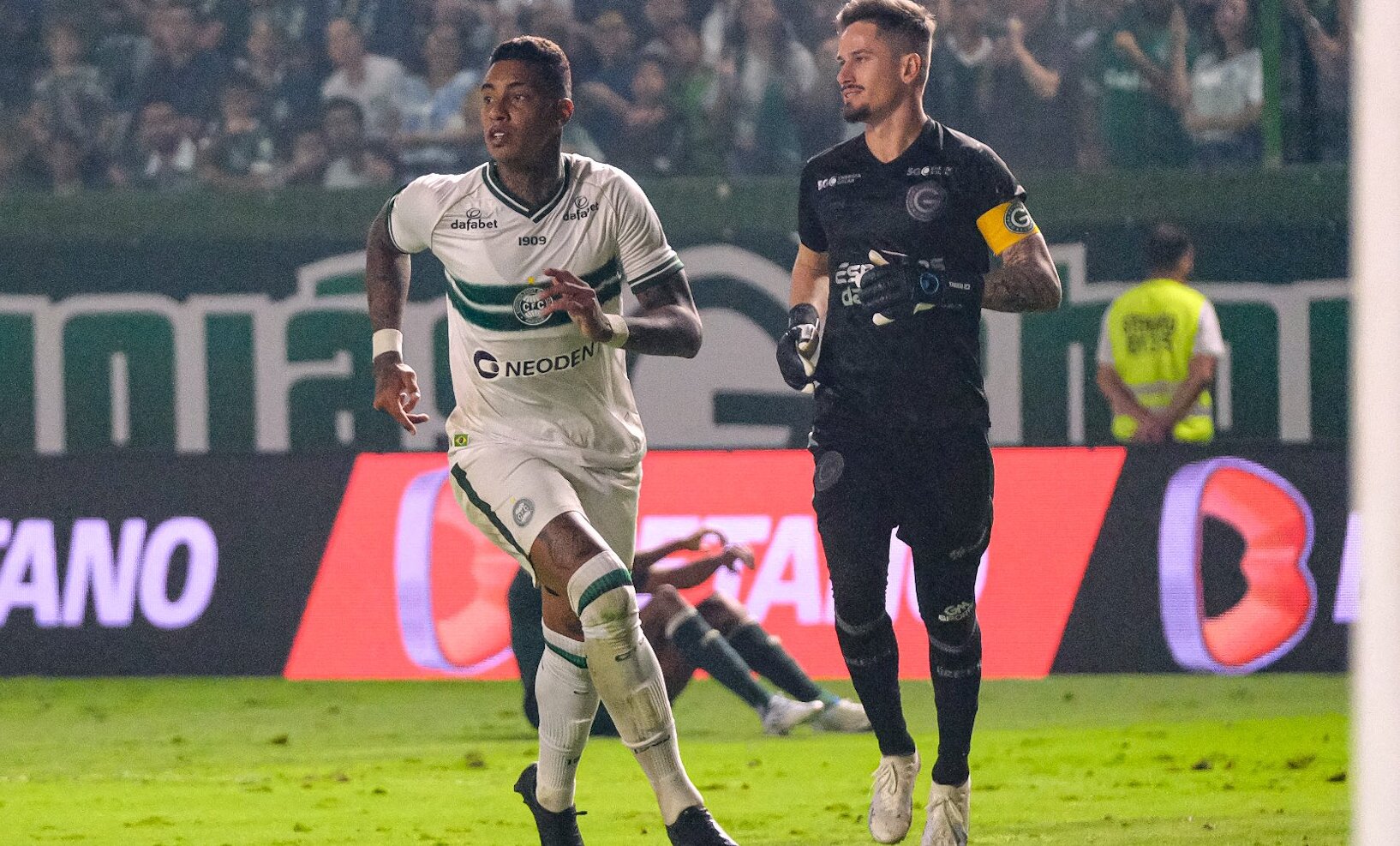 Alef Manga marca gol de "Pelé" (Foto: Divulgação/Coritiba)