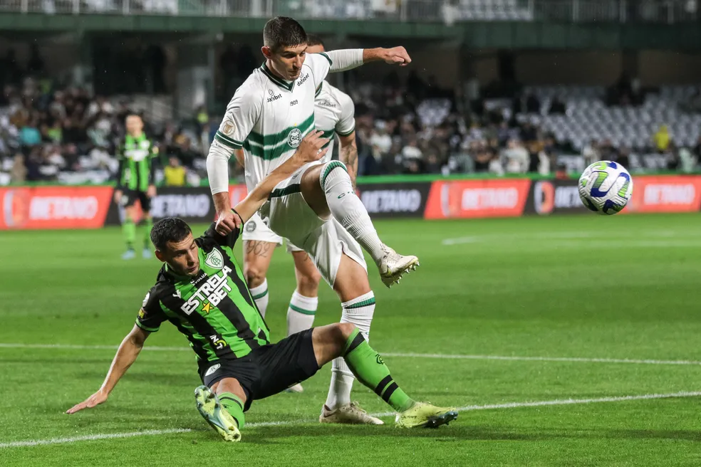 América é derrotado de virada para o Coritiba e assume a lanterna do campeonato