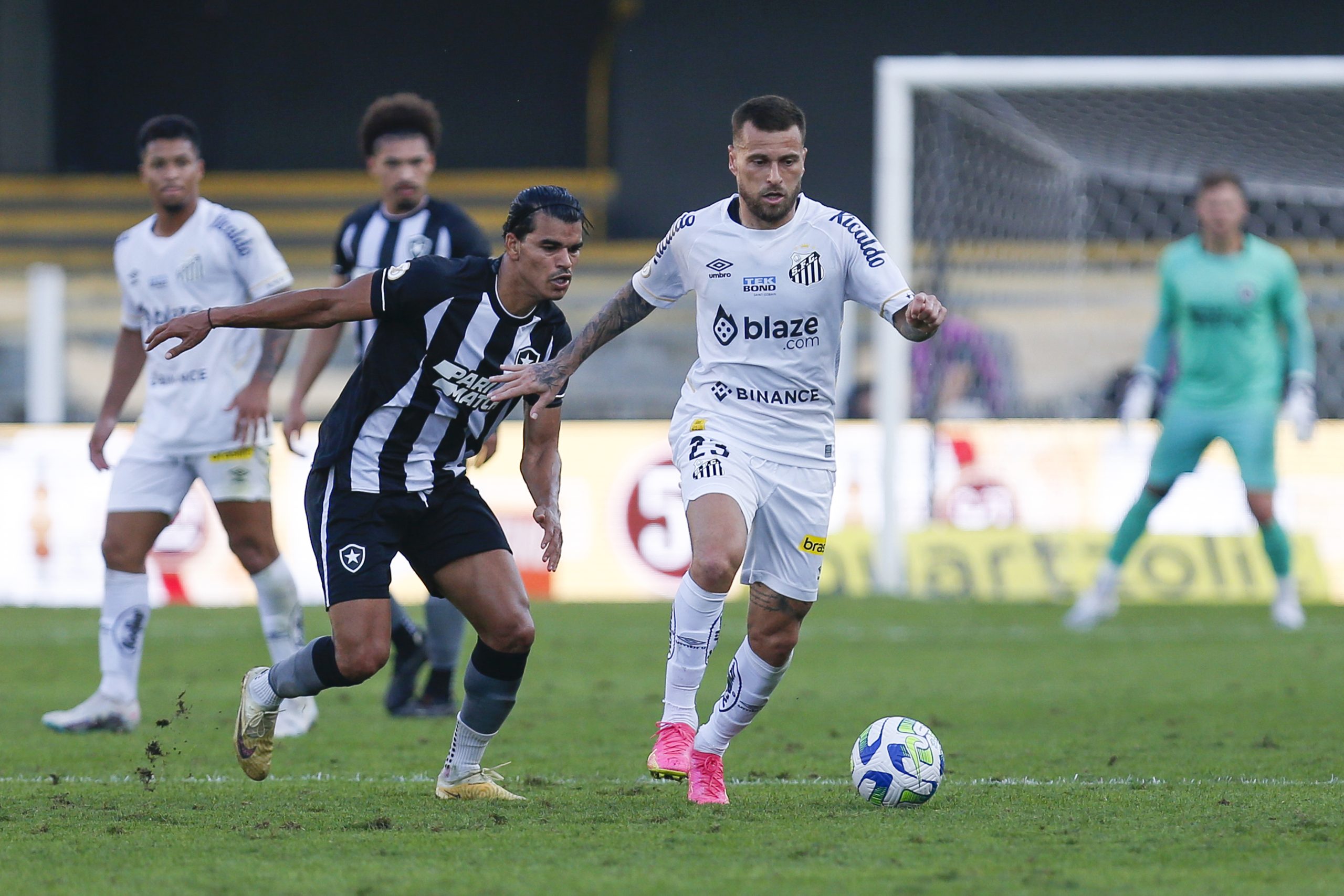 Santos abre vantagem, mas acaba sofrendo pressão do Botafogo no final (Photo by Ricardo Moreira/Getty Images)