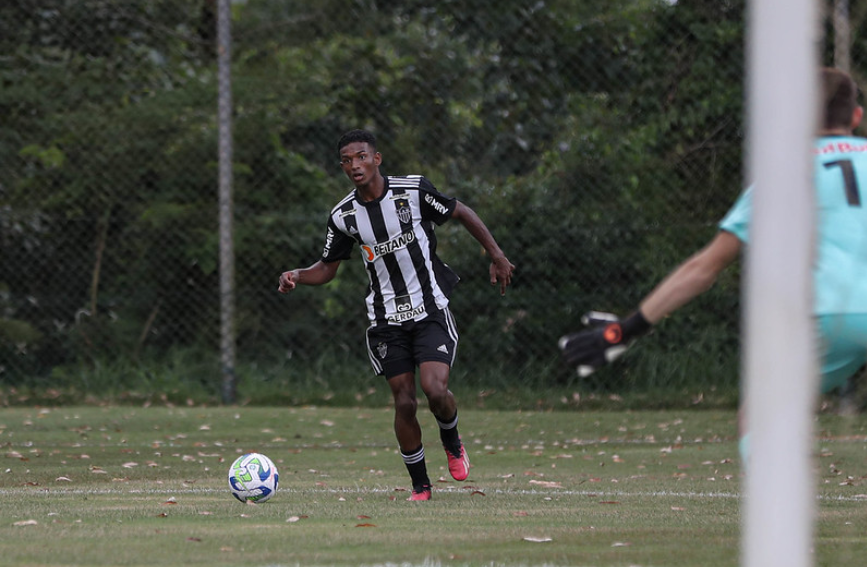 Vitinho atuando com a camisa do Atlético